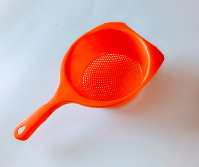 Cedník 18cm s rukojetí mix barev, PH - Kuchyně kuchyňské náčiní a pomůcky