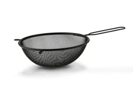 Cedník 20cm černý kov - Kuchyně kuchyňské náčiní a pomůcky