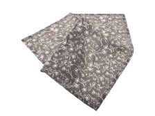 Ubrus 60x60cm Bílý květ, šedý textil